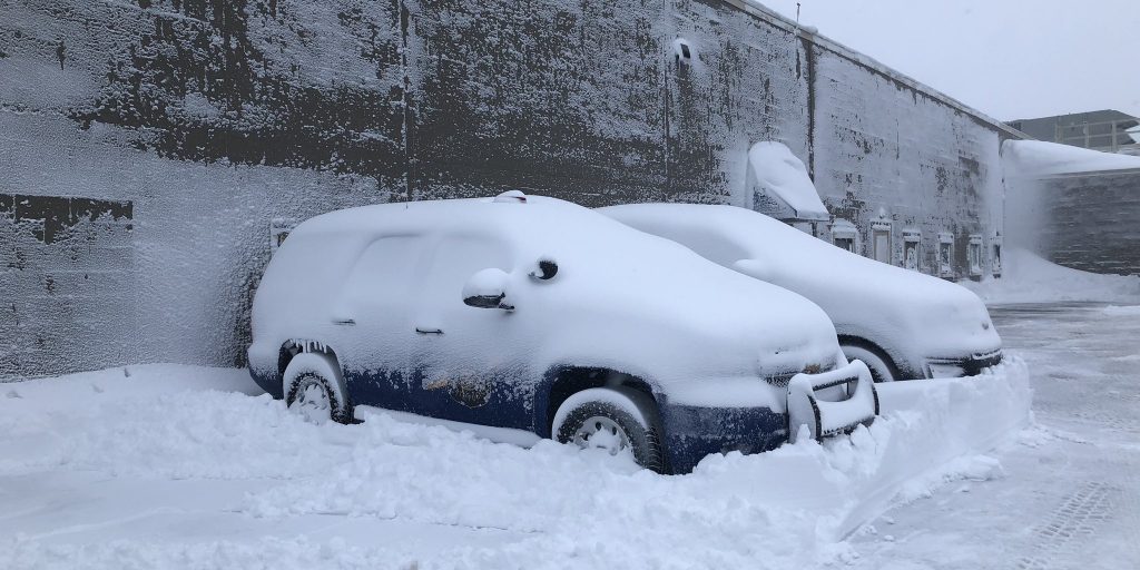 Michigan county closes all roads due to blizzard